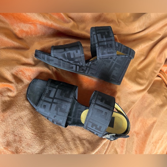 Vintage Fendi Scarpe Tonal Black Zucca Print Wedge Platform Sandals 38-39fr 8US - Picture 4 of 10